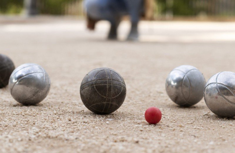 Oudere vrienden die petanque spelen